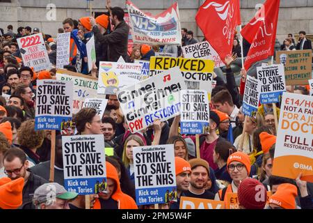 Londra, Regno Unito. 11th Apr, 2023. I dimostranti tengono il cartello 'Strike to Save the NHS' durante la dimostrazione. Migliaia di medici in formazione hanno organizzato una protesta a Trafalgar Square mentre iniziavano il loro sciopero di quattro giorni chiedendo il ripristino della retribuzione completa. Credit: SOPA Images Limited/Alamy Live News Foto Stock