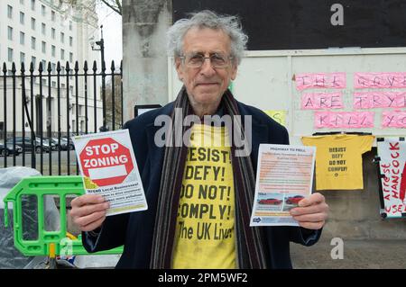 Londra, Regno Unito. 11th aprile 2023. Piers Corbyn (nella foto) è stato fuori Downing Street oggi la campagna circa la proposta di estensione alla zona ULEZ che il sindaco di Londra Sadiq Khan sta mettendo in atto dal 29th agosto 2023. Piers è il fratello del Partito laburista parlamentare, Jeremy Corbyn e sta chiedendo alle persone di unirsi contro i controlli di zona e le nuove zone estese ULEZ. Credit: Maureen McLean/Alamy Live News Foto Stock