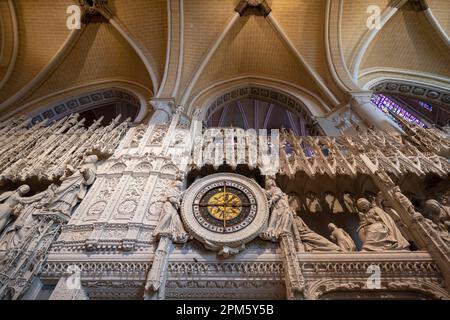 Orologio astronomico, 1528, e la parete del coro, Cattedrale di Chartres, Francia Foto Stock