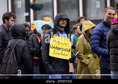 Un manifestante tiene un cartello che dice 'ciao il mio nome è' durante la dimostrazione. I membri del medico junior sugli scioperi della British Medical Association (BMA) si sono riuniti a Trafalgar Square e in seguito hanno marciato verso il Dipartimento della Salute. I comitati medici junior del BMA hanno avviato una passeggiata di 96 ore da tutti gli ospedali del Regno Unito subito dopo le vacanze della banca di Pasqua in una disputa sulle condizioni di lavoro e di retribuzione con il governo britannico. Gli scioperi hanno colpito decine di migliaia di appuntamenti ospedalieri e interventi elettivi. Lo sciopero inizia dalle 7 del 11th aprile alle 7 del 15th aprile 2 Foto Stock