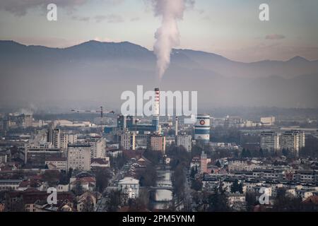 Lubiana: Inquinamento della città, con industrie carboniere e camino. Slovenia Foto Stock