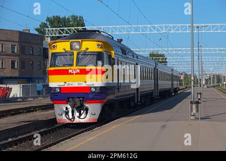 Riga, Lettonia - 14 2019 giugno: Treno DR1 alla stazione centrale di riga (lettone: Rīgas Centrālā dzelzceļa stacija) prodotto da Rīgas Vagonbūves Rūpnīca (R Foto Stock