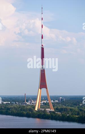 La torre della radio e della televisione di riga (lettone: Rīgas radio un televīzijas tornis) è la torre più alta dell'Unione europea con i suoi 368 metri di altezza. Foto Stock