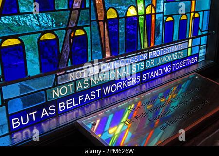 Belfast lavoratori in piedi insieme finestra, a Belfast City Hall, Donegall Square North, Belfast, Antrim, Irlanda del Nord, REGNO UNITO, BT1 5GS Foto Stock