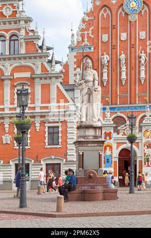 Riga, Lettonia - Giugno 13 2019: La statua di San Roland, patrono di riga, si trova vicino alla Casa delle teste nere e il Municipio. Fu eretta Foto Stock