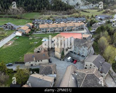 Veduta aerea del villaggio di fiscale, Chiesa dell'Asuncion circondata dal municipio e case in pietra tipiche, Pirenei Huesca, Aragona, Spagna Foto Stock