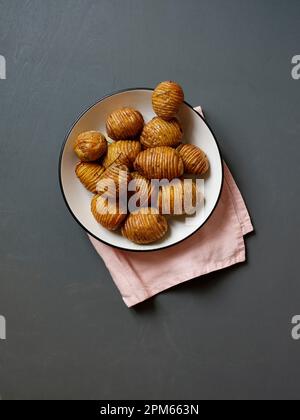 Vista dall'alto delle patate arrosto a fette su sfondo grigio Foto Stock