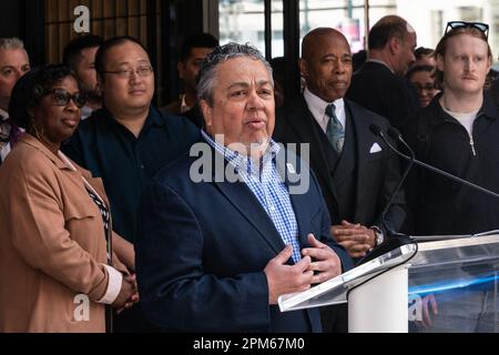 New York, Stati Uniti. 11th Apr, 2023. Il COO Roy Trujillo parla durante la Grande apertura della sede centrale TransPerfect a Broadway (Foto di Lev Radin/Pacific Press) Credit: Pacific Press Media Production Corp./Alamy Live News Foto Stock