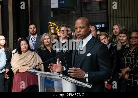 New York, Stati Uniti. 11th Apr, 2023. Il sindaco Eric Adams parla durante la Grande apertura della sede centrale TransPerfect a Broadway (Foto di Lev Radin/Pacific Press) Credit: Pacific Press Media Production Corp./Alamy Live News Foto Stock