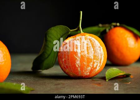Macro Mandarino arancione su sfondo scuro Foto Stock