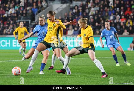 Londra, Regno Unito. 11th Apr, 2023. L-R Alessia Russo (Manchester United)of England Women and Clare Hunt of Australia Women durante la partita di calcio femminile internazionale amichevole tra England Women e Australia Women al GTECH Community Stadium di Londra, Gran Bretagna, 11th aprile 2023. Credit: Action Foto Sport/Alamy Live News Foto Stock