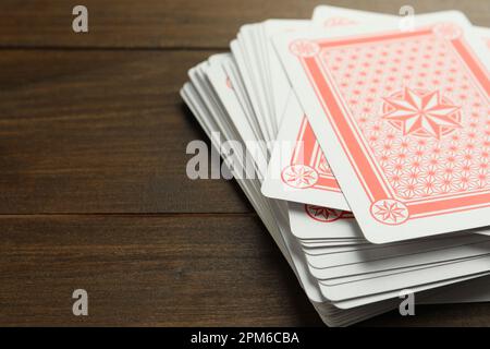 Mazzo di carte da gioco su tavolo di legno, primo piano. Spazio per il testo Foto Stock