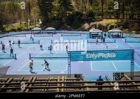 Vista dei campi da pickleball al Wollman Rink a Central Park, New York, NY, 11 aprile 2023. Descritto come un incrocio tra tennis, wiffle ball e badminton, 14 campi saranno aperti al pubblico dalle 7:00:9:00 alle 22:00 da aprile a ottobre. (Foto Vanessa Carvalho) Credit: Brazil Photo Press/Alamy Live News Foto Stock