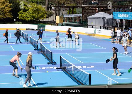 Vista dei campi da pickleball al Wollman Rink a Central Park, New York, NY, 11 aprile 2023. Descritto come un incrocio tra tennis, wiffle ball e badminton, 14 campi saranno aperti al pubblico dalle 7:00:9:00 alle 22:00 da aprile a ottobre. (Foto Vanessa Carvalho) Credit: Brazil Photo Press/Alamy Live News Foto Stock