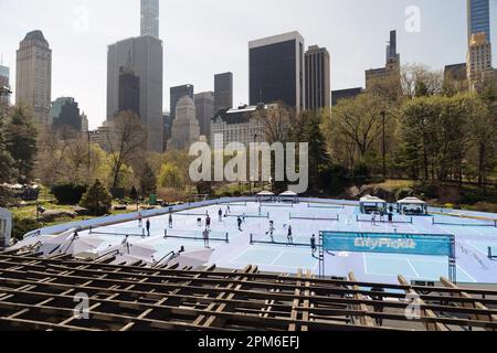 Vista dei campi da pickleball al Wollman Rink a Central Park, New York, NY, 11 aprile 2023. Descritto come un incrocio tra tennis, wiffle ball e badminton, 14 campi saranno aperti al pubblico dalle 7:00:9:00 alle 22:00 da aprile a ottobre. (Foto Vanessa Carvalho) Credit: Brazil Photo Press/Alamy Live News Foto Stock