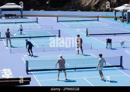 Vista dei campi da pickleball al Wollman Rink a Central Park, New York, NY, 11 aprile 2023. Descritto come un incrocio tra tennis, wiffle ball e badminton, 14 campi saranno aperti al pubblico dalle 7:00:9:00 alle 22:00 da aprile a ottobre. (Foto Vanessa Carvalho) Credit: Brazil Photo Press/Alamy Live News Foto Stock