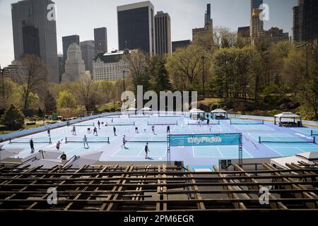 Vista dei campi da pickleball al Wollman Rink a Central Park, New York, NY, 11 aprile 2023. Descritto come un incrocio tra tennis, wiffle ball e badminton, 14 campi saranno aperti al pubblico dalle 7:00:9:00 alle 22:00 da aprile a ottobre. (Foto Vanessa Carvalho) Credit: Brazil Photo Press/Alamy Live News Foto Stock