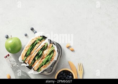 Panino sano piatto con spazio per il testo. Cucina vegana, ecocompatibile, concetto zero rifiuti Foto Stock