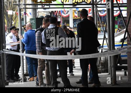 Manhattan, Stati Uniti. 11th Apr, 2023. Gli agenti di polizia si riuniscono sulla scena mentre cercano le prove. Una persona è stata sparata alla testa a Lexington Avenue e East 123rd Street a Manhattan, martedì pomeriggio. Il Dipartimento di polizia di New York City afferma che la persona non identificata è attualmente elencata in condizioni critiche. Non erano immediatamente disponibili ulteriori informazioni. Credit: SOPA Images Limited/Alamy Live News Foto Stock