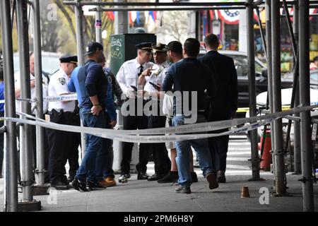 Manhattan, Stati Uniti. 11th Apr, 2023. Gli agenti di polizia si riuniscono sulla scena mentre cercano le prove. Una persona è stata sparata alla testa a Lexington Avenue e East 123rd Street a Manhattan, martedì pomeriggio. Il Dipartimento di polizia di New York City afferma che la persona non identificata è attualmente elencata in condizioni critiche. Non erano immediatamente disponibili ulteriori informazioni. Credit: SOPA Images Limited/Alamy Live News Foto Stock