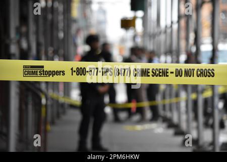 Manhattan, Stati Uniti. 11th Apr, 2023. Una vista di un nastro di scena del crimine. Una persona è stata sparata alla testa a Lexington Avenue e East 123rd Street a Manhattan, martedì pomeriggio. Il Dipartimento di polizia di New York City afferma che la persona non identificata è attualmente elencata in condizioni critiche. Non erano immediatamente disponibili ulteriori informazioni. (Foto di Kyle Mazza/SOPA Images/Sipa USA) Credit: Sipa USA/Alamy Live News Foto Stock