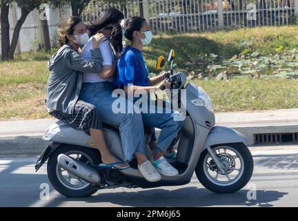 BANGKOK, THAILANDIA, 21 2023 GENNAIO, Un gruppo di donne in moto Foto Stock