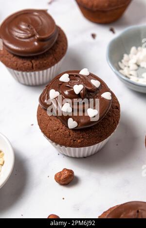 Cupcake al cioccolato vegano senza glutine e nocciole Foto Stock