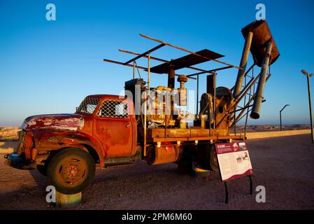 Coober Pedy, Australia - 4 maggio 2022: Soffiante per l'estrazione opale in mostra Foto Stock