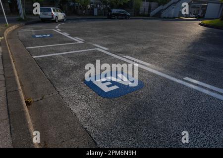 Yokohama, Giappone. 10th Apr, 2023. Stazione di ricarica rapida EV a Yokohama. Il Giappone porta avanti l'installazione di un'infrastruttura di ricarica per veicoli elettrici nel corso della loro strategia a emissioni zero "well-to-wheel" per raggiungere l'obiettivo del 2050 di ridurre a zero le emissioni di anidride carbonica. (Foto di Stanislav Kogiku/SOPA Images/Sipa USA) Credit: Sipa USA/Alamy Live News Foto Stock