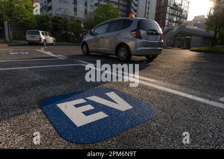 Yokohama, Giappone. 10th Apr, 2023. Stazione di ricarica rapida EV a Yokohama. Il Giappone porta avanti l'installazione di un'infrastruttura di ricarica per veicoli elettrici nel corso della loro strategia a emissioni zero "well-to-wheel" per raggiungere l'obiettivo del 2050 di ridurre a zero le emissioni di anidride carbonica. (Foto di Stanislav Kogiku/SOPA Images/Sipa USA) Credit: Sipa USA/Alamy Live News Foto Stock