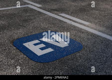 Yokohama, Giappone. 10th Apr, 2023. Stazione di ricarica rapida EV a Yokohama. Il Giappone porta avanti l'installazione di un'infrastruttura di ricarica per veicoli elettrici nel corso della loro strategia a emissioni zero "well-to-wheel" per raggiungere l'obiettivo del 2050 di ridurre a zero le emissioni di anidride carbonica. (Foto di Stanislav Kogiku/SOPA Images/Sipa USA) Credit: Sipa USA/Alamy Live News Foto Stock