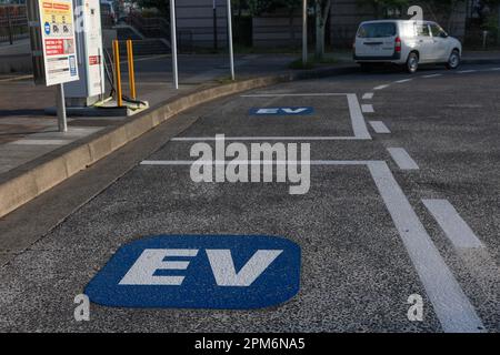 Yokohama, Giappone. 10th Apr, 2023. Stazione di ricarica rapida EV a Yokohama. Il Giappone porta avanti l'installazione di un'infrastruttura di ricarica per veicoli elettrici nel corso della loro strategia a emissioni zero "well-to-wheel" per raggiungere l'obiettivo del 2050 di ridurre a zero le emissioni di anidride carbonica. (Foto di Stanislav Kogiku/SOPA Images/Sipa USA) Credit: Sipa USA/Alamy Live News Foto Stock