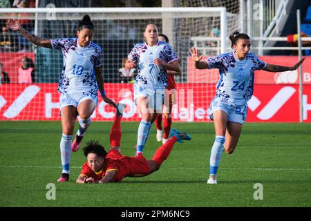 Ibiza, Spagna. 11th Apr, 2023. Zhang LinYan (in basso) della Cina cade durante la partita internazionale di calcio amichevole tra Spagna e Cina allo stadio Estadi Can Misses di Ibiza, Spagna, il 11 aprile 2023. Credit: Meng Dingbo/Xinhua/Alamy Live News Foto Stock