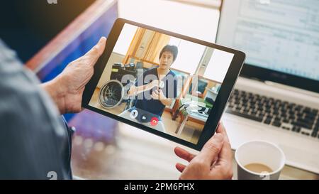 Telemedicina e il concetto di assistenza sanitaria a domicilio di telesalute video chiamata con medico online. Trattamento e consulenza Consult terapia per meeting virtuale Foto Stock