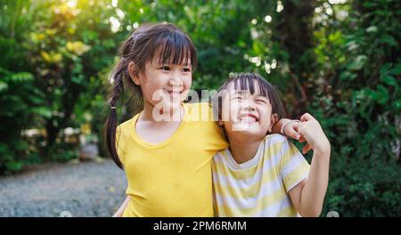 Ritratto del volto emotivo espressione di sorridere e ridere di bambini asiatici. La famiglia gode il gioco di divertimento e bambino sano e concetto di felicità dei bambini. Foto Stock