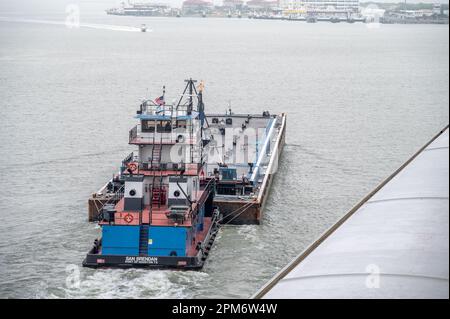 Galveston, Texas - 27 marzo 2023: Chiatta di carburante lungo un lato di una nave da crociera nel porto di Galveston in Texas. Foto Stock