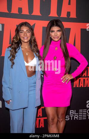 New York, Stati Uniti. 11th Apr, 2023. NEW YORK, NEW YORK - 11 APRILE: Gia Giudice (L) e Teresa Giudice partecipano alla proiezione 'Mafia Mammaa' di New York all'AMC Lincoln Square Theater il 11 aprile 2023 a New York City. Credit: Ron Adar/Alamy Live News Foto Stock