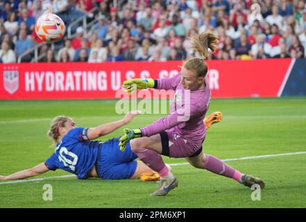 St Louis, Stati Uniti. 11th Apr, 2023. United States Women's National Team Lindsey Horan scivola via dal portiere della Repubblica d'Irlanda Courtney Brosnan dopo aver calci la palla nel primo tempo al City Park di St. Louis su Martedì, Aprile 11, 2023. Foto di Bill Greenblatt/UPI Credit: UPI/Alamy Live News Foto Stock