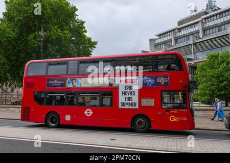 Antico autobus rosso a due piani presso l'Abbazia di Westminster nella città di Westminster a Londra, Inghilterra, Regno Unito. Foto Stock