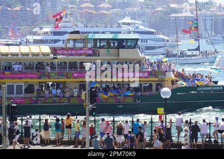 Vincitore del 2023° Australian Day Ferry Boat Race, che passa accanto agli spettatori che costeggiano il porto di Sydney Foto Stock