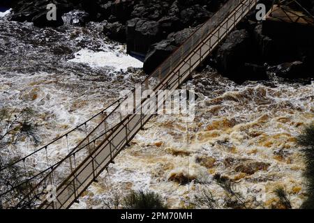 Vista ad alta angolazione dello storico ponte sospeso Alexandra nella Cataract Gorge di Launceston Foto Stock