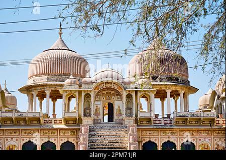 Dipinti colorati sulla parete esterna di un vecchio chhatri, convertito in un hotel storico chiamato Royal Rest, situato a Mandawa, Shekhawati, Rajasthan Foto Stock