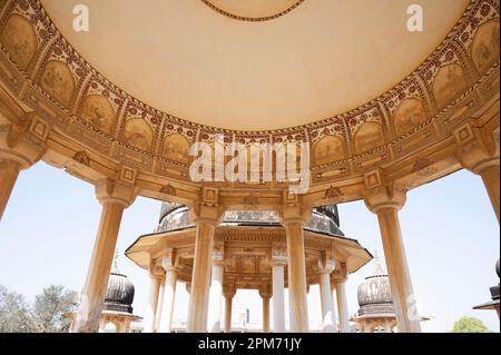 Soffitto colorato di un vecchio chhatri, situato a Mandawa, Shekhawati, Rajasthan, India Foto Stock