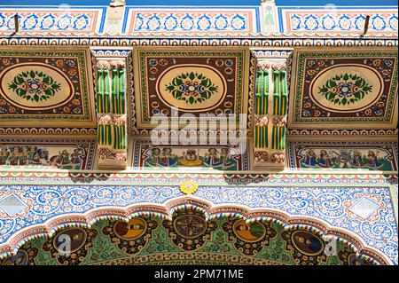 Dipinti colorati sulla parete esterna di Seth Harmukhrai Sanehiram Chokhani Double Haveli, situato a Mandawa, Shekhawati, Rajasthan, India Foto Stock