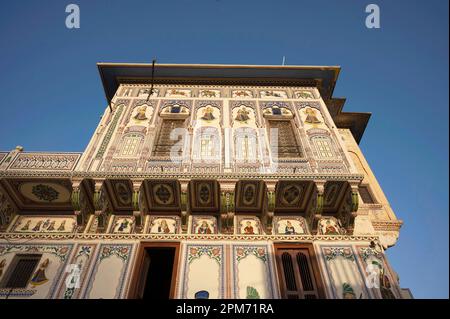 Dipinti colorati sulla parete esterna di un ingresso di Seth Harmukhrai Sanehiram Chokhani Double Haveli, situato a Mandawa, Shekhawati, Rajasthan, i Foto Stock