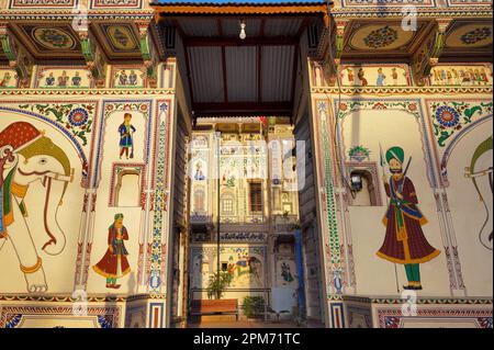 Dipinti colorati sulla parete esterna di un ingresso di Seth Harmukhrai Sanehiram Chokhani Double Haveli, situato a Mandawa, Shekhawati, Rajasthan, i Foto Stock