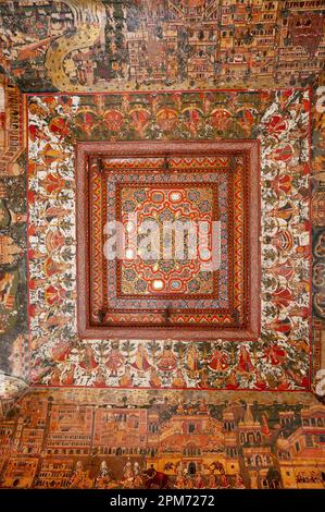 Dipinti mitologici colorati sul soffitto del Sone - Chandi Ki Dukaan, negozio di oro e argento, Mahansar, Shekhawati, Rajasthan, India Foto Stock