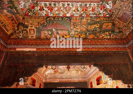 Dipinti mitologici colorati sul soffitto del Sone - Chandi Ki Dukaan, negozio di oro e argento, Mahansar, Shekhawati, Rajasthan, India Foto Stock