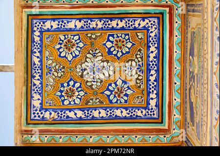 Pittura colorata soffitto sulla parete esterna di un vecchio haveli, situato a Ramgarh, Shekhawati, Rajasthan, India Foto Stock