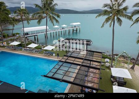 Airlie Beach, Queensland, Australia - Aprile 2023: Vista sulla zona piscina del Coral Sea Resort Foto Stock